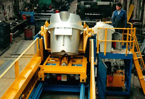 Tilting-ladle-type automatic pouring machine Tilting-ladle-type automatic pouring machine