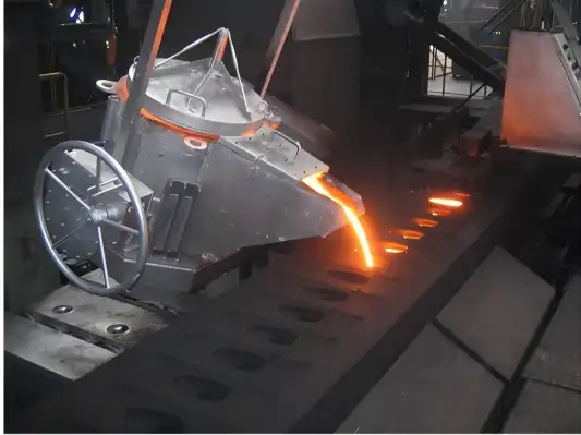 Tilting-ladle-type automatic pouring machine